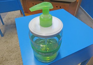 PHOTO: Notre distributeur de savon recyclé dans un style Helpling