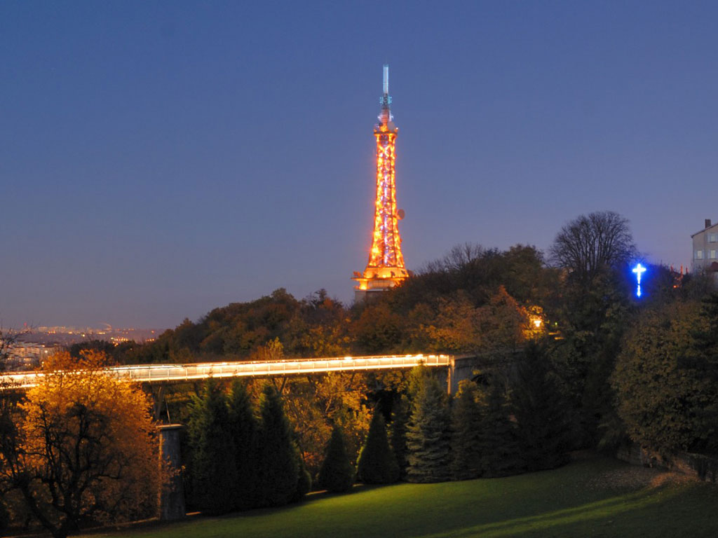 La tour métallique de Lyon ressemble étrangement au 3ème étage de la Tour Eiffel