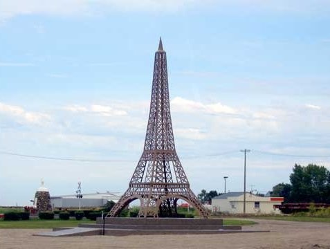 A Montmartre, au Canada, on peut apercevoir une réplique de la Tour Eiffel