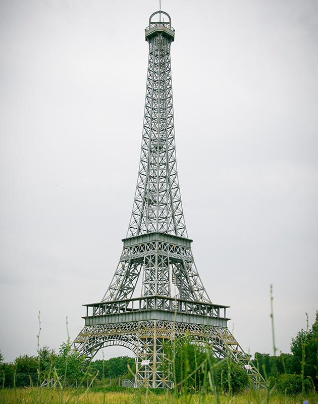 En roumanie, un milliardaire a décidé de construire une réplique de la Tour Eiffel