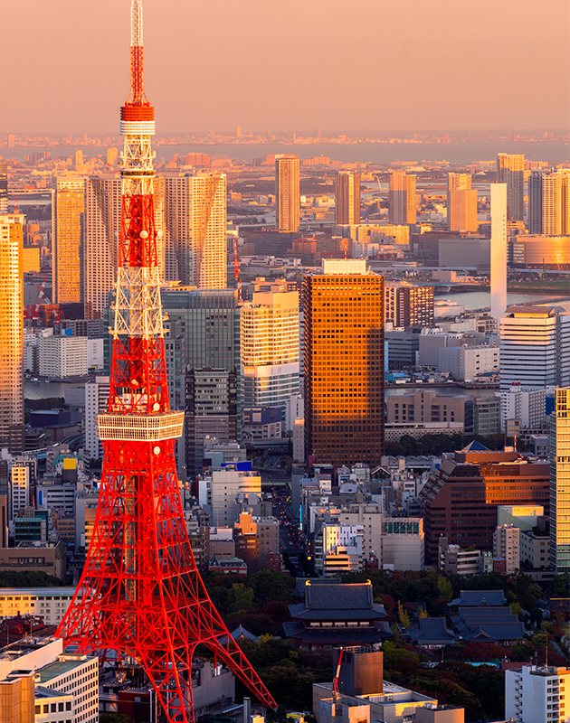la tour de Tokyo s'est fortement inspirée des courbes de la Tour Eiffel.