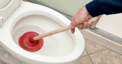 5 façons de déboucher des toilettes de manière efficace !